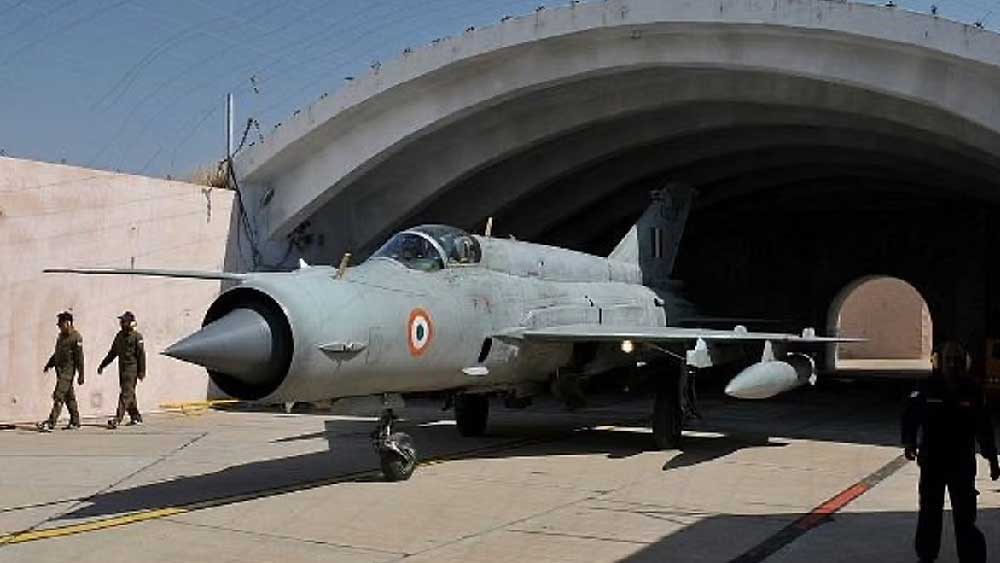 আমদানি করা মিগ-২১ এফএল মডেল অবসর নিলেও এখনও ভারতীয় বায়ুসেনায় কর্মরত হ্যালের তৈরি মিগ-২১ বাইসন যুদ্ধবিমানের চারটি স্কোয়াড্রন।