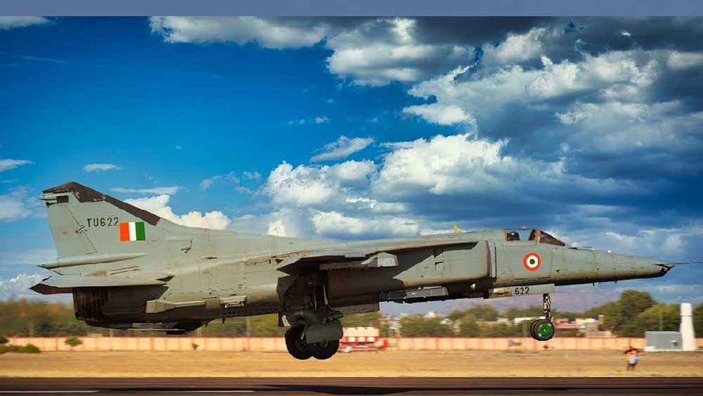 মিগ-২১-এর পরে, আশির দশকে সোভিয়েত ইউনিয়ন থেকে আনা হলেও অনেক বছর আগেই মিগ-২৩, মিগ-২৫ এবং মিগ-২৭-এর মতো যুদ্ধবিমানকে অবসরে পাঠিয়েছে ভারতীয় বায়ুসেনা।