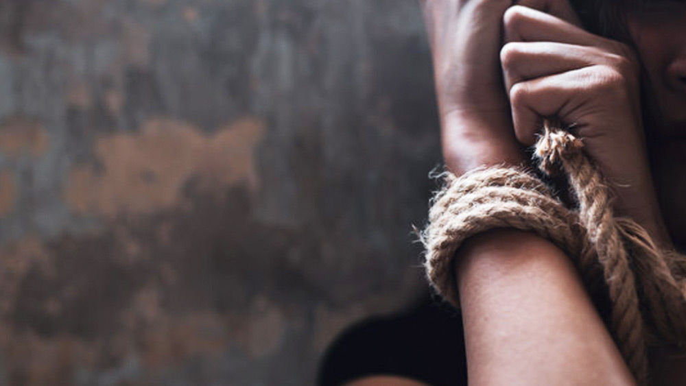 তবে, তল্লাশি চলাকালীন কয়েক জন মহিলার মৃতদেহও খুঁজে পেয়েছে পুলিশ। শিশু ও মহিলাদের অধিকার রক্ষা আন্দোলনের কর্মী যামিনী আবাদে জানিয়েছেন, যে মহিলারা পারিবারিক সমস্যার কারণে বাড়ি ছেড়ে গিয়েছেন, তাঁরা সকলেই পরিবারের কোনও সদস্য অথবা নিজের কোনও বন্ধুর সঙ্গে যোগাযোগ রেখেছিলেন।