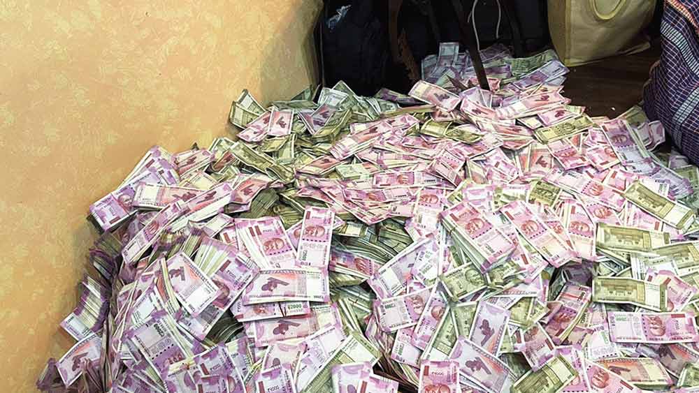 কোনও ফ্ল্যাট থেকে মিলেছে কোটি কোটি টাকা, জরুরি নথি, কোথাও বিলাসিতার জন্য তৈরি করা হয়েছে ‘পেন্টহাউস’। আবার নিজের পোষ্য সারমেয়দের জন্য আলাদা ফ্ল্যাট ছিল বলেও ইডির দাবি।