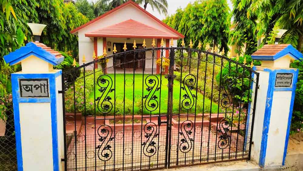 এই ফ্ল্যাটগুলি শুধু কলকাতা শহরের বুকেই নয়, অন্যান্য জায়াগাতেও ফ্ল্যাটের সন্ধান পাওয়া গিয়েছে বলে জানায় ইডি। পার্থ-অর্পিতার নামে থাকা টালিগঞ্জের বিলাসবহুল ফ্ল্যাট থেকে শান্তিনিকেতনের ‘অপা’ সবই এখন বিতর্কের কেন্দ্রে রয়েছে। 