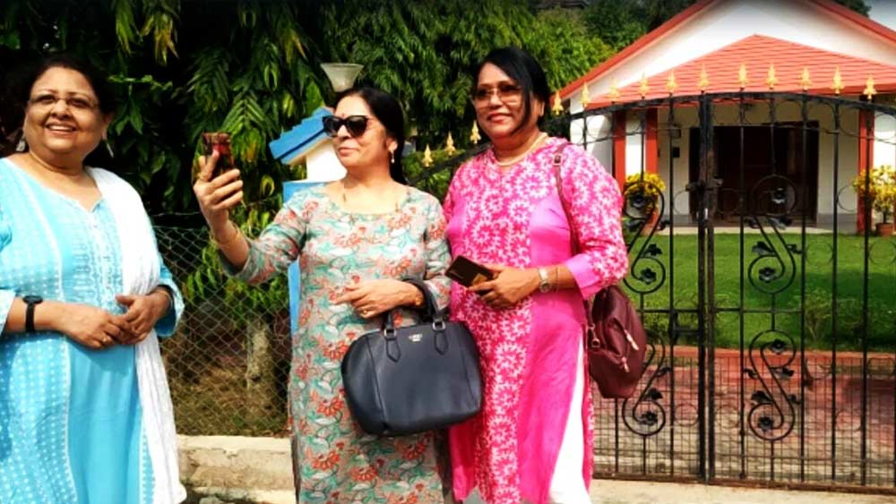 শান্তিনিকেতনের প্রান্তিকে অধুনা-বিখ্যাত ‘অপা’ বাড়িটির সামনে দাঁড়িয়ে কয়েক জন পর্যটককে আবার ছবি তুলতেও দেখা গিয়েছিল। ইডির গোয়েন্দারা এই বাড়ির ভিতর প্রায় সাড়ে সাত ঘণ্টা ধরে চিরুনি তল্লাশি চালিয়েছিলেন। 