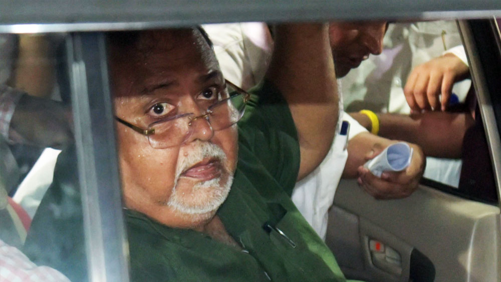 ওই ফ্ল্যাট থেকেই আবার উপরের তলায় ১৯-আই ফ্ল্যাটে যাওয়া যায়। সেটি বিলাসবহুল পেন্ট হাউস হিসাবে ব্যবহার করতেন পার্থ বলে ইডির দাবি।