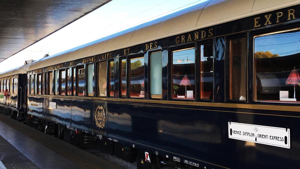 দেখে মনে হবে যেন আস্ত রাজপ্রাসাদ! ঝাঁ চকচকে কামরা। রকমারি আলোর ঝলকানি। থাকার জন্য এলাহি আয়োজন। 