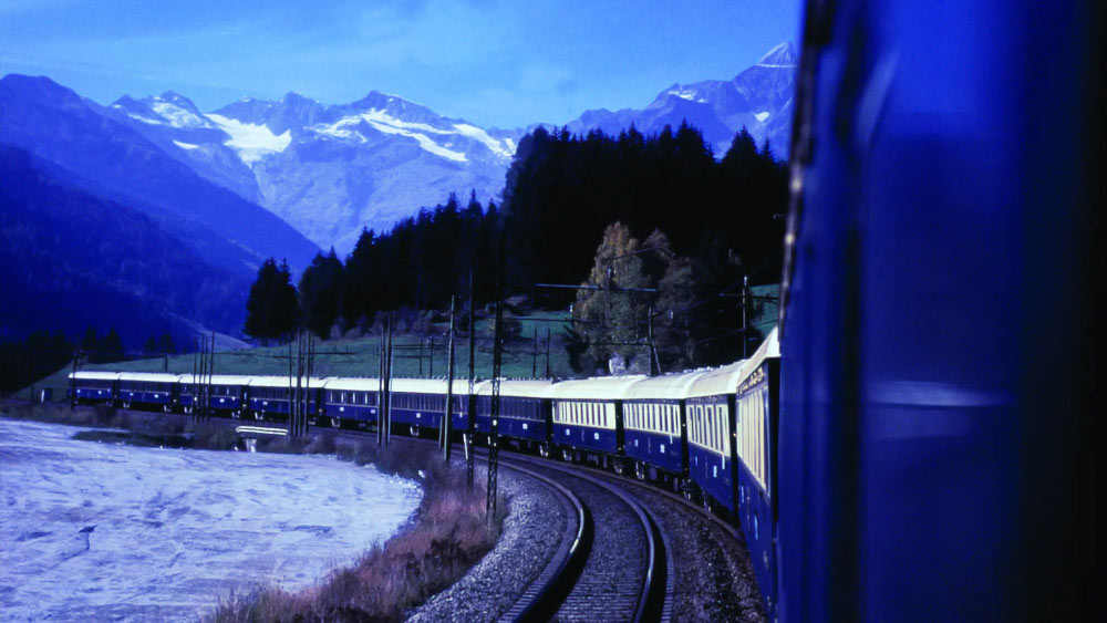 এই ট্রেন কিন্তু হাল আমলের নয়। ১৮৮৩ সালে দীর্ঘতম রুটের যাত্রিবাহী ট্রেন হিসাবে ওরিয়েন্ট এক্সপ্রেসের সুনাম রয়েছে। 
