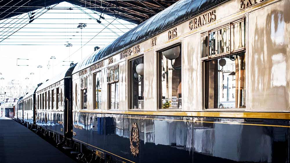 ১৮৮৩ সালের ৪ অক্টোবর যখন প্রথম এই ট্রেনের চাকা গড়িয়েছিল, তখন এই ট্রেনের যাত্রাপথ ছিল প্যারিসের গার দে লেস্ত থেকে মিউনিখ ও ভিয়েনা হয়ে রোমানিয়ার গিউরগিউ পর্যন্ত। যদিও   পরবর্তী সময়ে এই ট্রেনের যাত্রাপথ একাধিক বার বদলেছে। 