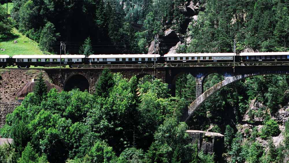 ট্রেনের সজ্জায় যাতে প্রাচীন আমলের ছাপ থাকে, আবার কামরার অন্দরসজ্জা যাতে সময়োপযোগী করা যায়, সে ব্যাপারে নজর দেওয়া হয়েছে। 