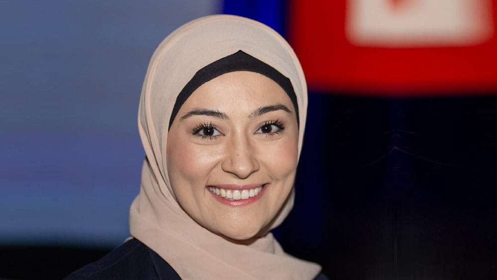 ১৯৯৫ সালে ফাতিমার জন্মের পাঁচ বছর পর চার সন্তান এবং স্ত্রীকে ছেড়ে তাঁর বাবা বাধ্য হন দেশ ছাড়তে। তালিবানের ভয়ে পাকিস্তানে আশ্রয় নিয়েছিলেন ফাতিমার বাবা। ’৯৯-এ অস্ট্রেলিয়ার গিয়ে পৌঁছন তিনি।