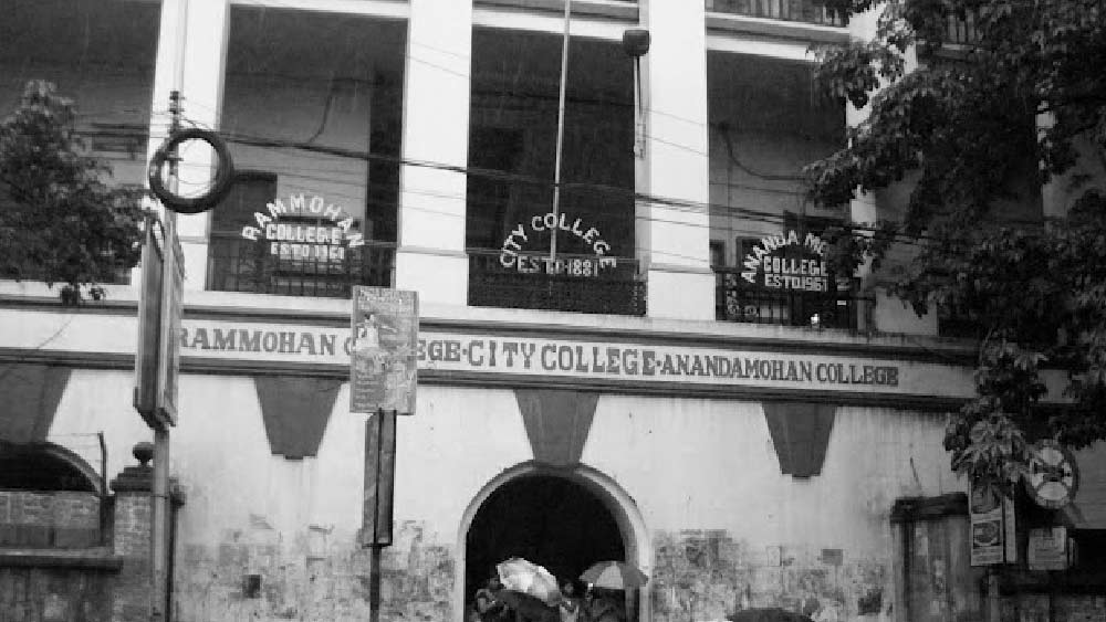 বেথুন স্কুলে পড়াশোনার প্রারম্ভিক পাঠ শেষে সিটি কলেজ থেকে পদার্থবিদ্যায় স্নাতক হন তিনি। এর পর ১৯৩৬ সালে কলকাতা বিশ্ববিদ্যালয় থেকে স্নাতকোত্তর। 