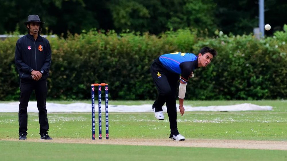 বোলিং করছেন দেবরূপ