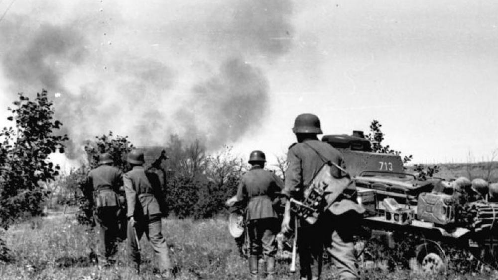 কিন্তু দ্বিতীয় বিশ্বযুদ্ধের কারণে ওই প্লেট ব্যবহার করতে পারেননি বিভারা। পরবর্তী কালে গবেষকরা জানতে পারেন, বিভারা পায়নের কথা ভেবেছিলেন। সেই পায়ন প্লেটে ধরা দিলেও বিভাদের পরীক্ষায় ভর এক এক রকম আসছিল। ফলে আলাদা করে চিনতে পারেননি তাঁরা। যে কারণে প্রকাশিত প্রবন্ধে পায়নের কথা তাঁরা লেখেননি। পরে ১৯৪৭ সালে ব্রিটেনের সেসিল পাওয়েল ফুলটোন ফটোগ্রাফিক প্লেট ব্যবহার করে সাফল্য পান। 