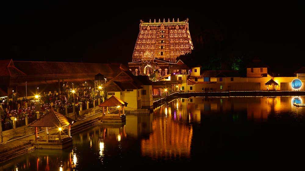 ২০১১ সালে কেরল হাইকোর্ট সে রাজ্যের সরকারকে মন্দির এবং মন্দিরের সম্পত্তির দায়িত্ব নেওয়ার জন্য একটি ট্রাস্ট তৈরির নির্দেশ দেয়। সেই নির্দেশের বিরুদ্ধে সুপ্রিম কোর্টে আপিল করে ত্রিবাঙ্কুর রাজপরিবার-সহ নানা শিবির। সমগ্র কেরল জুড়ে বিতর্কের ঢেউ ওঠে।