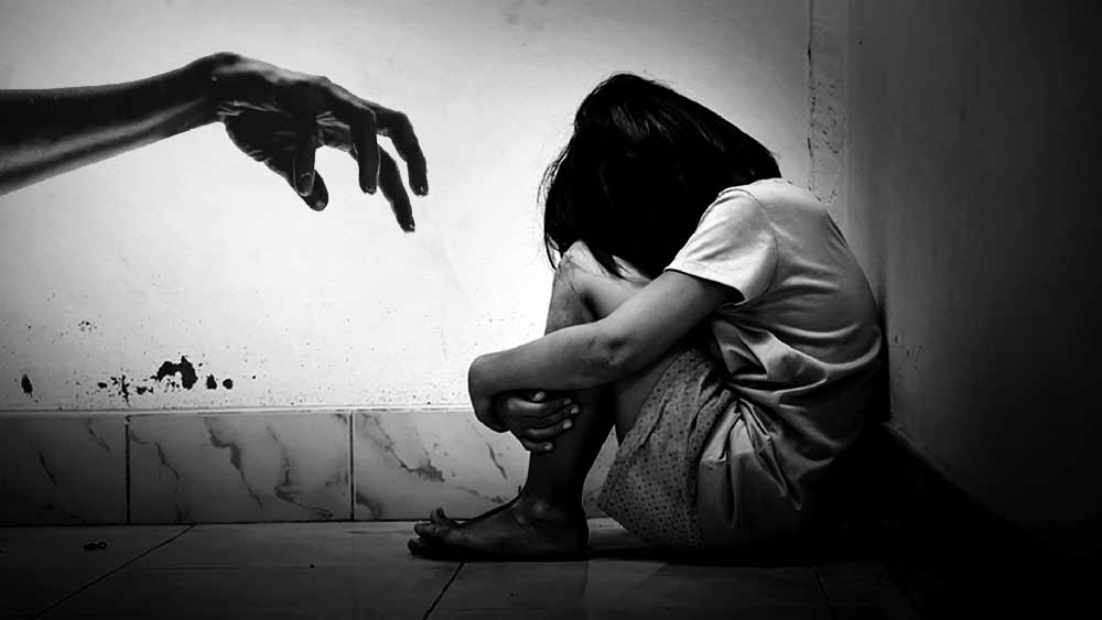 ২০২১-এর জানুয়ারি মাসে বম্বে হাই কোর্টের নাগপুর বেঞ্চের বিচারপতি পুষ্প গানেদিওয়ালা রায় দিয়েছিলেন, শিশুদের পোশাক খুলে বা জামাকাপড়ের ভিতরে হাত ঢুকিয়ে তাদের বুক বা গোপনাঙ্গ স্পর্শ না করা হলে ‘শিশুদের যৌন নির্যাতন প্রতিরোধ আইন’ (পকসো)  আইনে তাকে যৌন নির্যাতন বলে ধরা হবে না। বোম্বে হাইকোর্টের এই রায় নিয়ে দেশ জুড়ে তোলপাড় পড়ে যায়। বিচারপতি গানেদিওয়ালার রায়কে চ্যালেঞ্জ জানিয়ে মামলা করা হয় শীর্ষ আদালতে।