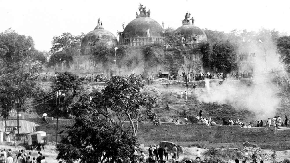 শুনানির শুরুতেই মসজিদ পক্ষের আইনজীবী রাজীব ধওয়ন বিচারপতি ললিতের বেঞ্চের সদস্য থাকা নিয়ে প্রশ্ন তোলেন। আইনজীবী ধওয়ন দাবি করেন, ১৯৯৭ সালে বিচারপতি ললিত নিজেও বিতর্কিত বাবরি মসজিদ মামলার আইনজীবী ছিলেন। সে সময় তিনি এক পক্ষের হয়ে মামলাও লড়েছিলেন। তাই বিচারপতি ললিতের বেঞ্চে থাকা উচিত হবে না, বলেও তিনি উল্লেখ করেন। তাঁর সঙ্গে সহমত হন অন্যান্য বিচারপতিরাও। এর পরই এই সাংবিধানিক বেঞ্চ থেকে নিজেকে সরিয়ে নেন বিচারপতি ললিত। ওই একই বেঞ্চের সদস্য ছিলেন সুপ্রিম কোর্টের বর্তমান প্রধান বিচারপতি রমণাও।