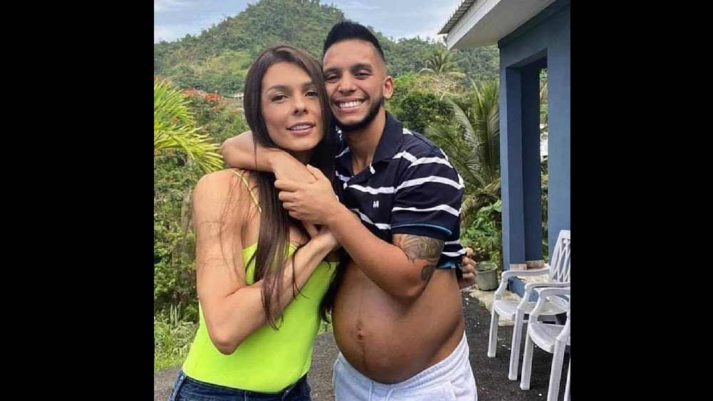 বছর দুয়েক আগে অন্তঃসত্ত্বা স্বামীর স্ফীতোদরে চুম্বন এঁকে দিয়ে সে ছবি-ভিডিয়োও শেয়ার করেছিলেন ডানা। তা দেখামাত্রই উচ্ছ্বসিত অনুরাগীরা। যুগলকে শুভেচ্ছায় ভাসিয়ে দিয়েছিলেন তাঁরা।