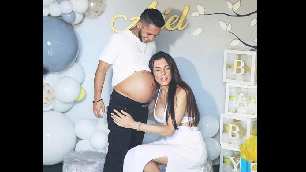 সন্তান আসার খবরে খানিকটা উদ্বেগ মেশানো আনন্দে ভেসেছেন যুগল। ঠিক ‘অন্য’ দম্পতিদের মতোই! কারণ, সমাজের চোখে তাঁরা রূপান্তরিত নারী-পুরুষ হলেও অন্যদের থেকে নিজেদের ‘আলাদা’ মনে করেন না ডানা এবং এস্তেবান। সেই কারণে ইনস্টাগ্রামে নিজেদের ছবির সঙ্গে লিখেছেন, ‘ভালবাসা তো ভালবাসাই!’