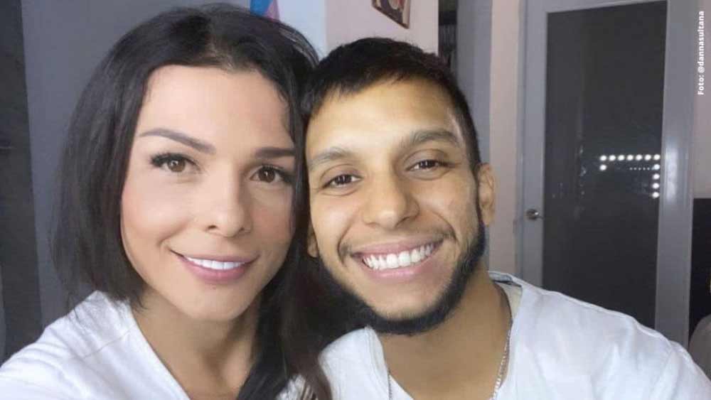 ঘর বাঁধার পর এস্তেবানকে নিয়ে নতুন স্বপ্ন দেখতে শুরু করেছিলেন ডানা। মা-বাবা হওয়ার! নেটমাধ্যমে ছবির পর ছবিতে সে ভাবাবেগ স্পষ্ট। কোথাও একে অপরের আলিঙ্গনে। কখনও আবার এস্তোবানের কাঁধে মাথা রেখে নিশ্চিন্তির উড়ানে ডানা। কখনও বা ভালবাসায় ভরিয়ে দিচ্ছেন সঙ্গীকে।