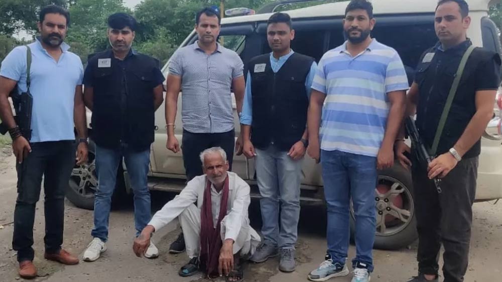 আসল নাম ওমপ্রকাশ। বয়স ৬৫। হরিয়ানার পানিপতের সামলাখা তহশিলের নারাইনা গ্রামের বাসিন্দা। 