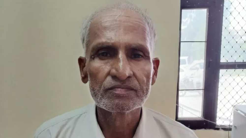 ১২ বছর ধরে ভারতীয় সেনার সিগন্যাল কোরের গাড়িচালক হিসাবে কাজ করতেন ওমপ্রকাশ। চার বছর ধরে কাজে না যাওয়ায় ১৯৮৮ সালে বরখাস্ত করে দেওয়া হয় ওমপ্রকাশকে। 