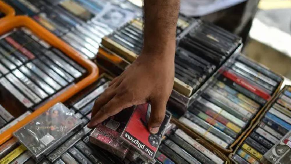 ট্রাক চালানোর পাশাপাশি ভিডিয়ো ক্যাসেটের একটি দোকানও খোলেন। এলাকায় নিজেকে প্রাক্তন সেনাকর্মী হিসেবে পরিচয় দেওয়ায়, স্থানীয়রা তাঁকে ‘ফৌজি তাউ’ নামে ডাকতেন।