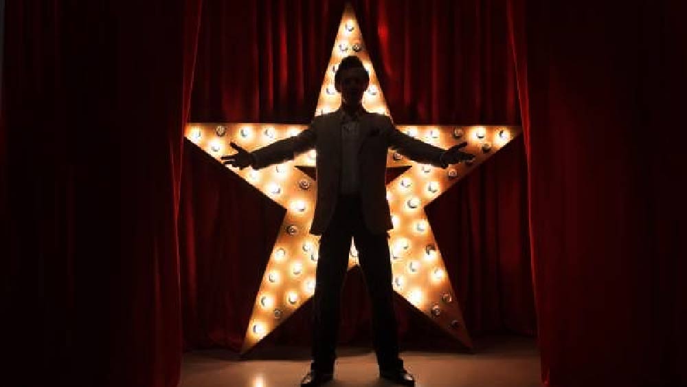 ২০০৭ সাল থেকে স্থানীয় হিন্দি ছবিতে ছোট ছোট অভিনয়ের কাজও শুরু করেন। কখনও পঞ্চায়েত প্রধান, কখনও খলনায়ক, কখনও পুলিশ, এ রকম নানা ভূমিকায় অভিনয় করেন।