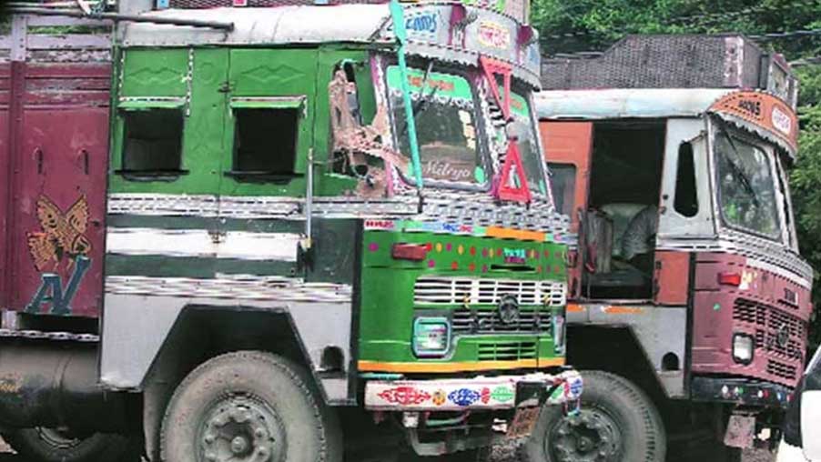 ওমপ্রকাশের দ্বিতীয় পক্ষের দুই মেয়ে এবং একটি ছেলে। সাত বছর ধরে কখনও দিনমজুর, কখনও ট্রাক চালক, কখনও টেম্পো চালানোর কাজ করেছেন। পরে ছবিতে অভিনয় করা শুরু করেন। 