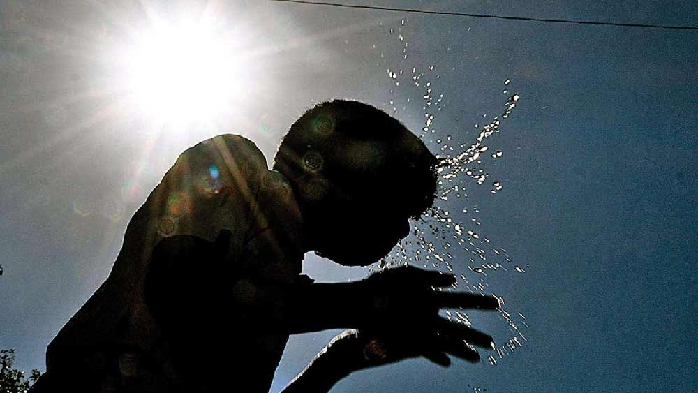 প্যাচপেচে গরমে মানুষের হাঁসফাঁস অবস্থা।