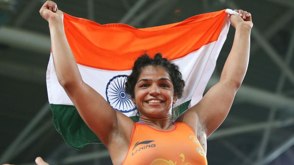 বজরংয়ের পর এ বার সাক্ষী, এক ঘণ্টার মধ্যে কুস্তি থেকে ভারতের জোড়া সোনা