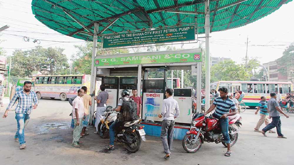 এক লাফে বাংলাদেশে বিপুল দাম বাড়ল পেট্রোপণ্যের। পেট্রল এবং ডিজেলের লিটার প্রতি দাম বেড়েছে প্রায় ৩০ থেকে ৪০ টাকা। শুক্রবার রাত ১২টার পর থেকে কার্যকর হয়েছে এই দাম। অক্টেন, কেরোসিনেরও দাম বেড়েছে।