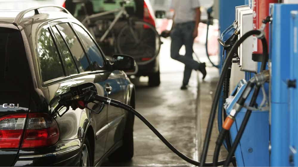 বাংলাদেশে এক লিটার পেট্রলের দাম বেড়েছে ৪৪ টাকা। আগে ছিল ৮৬ টাকা। এখন তা বেড়ে হয়েছে ১৩০ টাকা। 