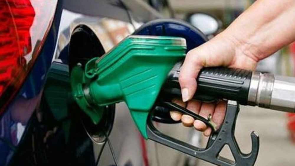 কেরোসিনের দাম লিটার প্রতি বেড়েছে ৩৪ টাকা। এই দাম বাড়ার কারণে মাথায় হাত সাধারণ মানুষের।