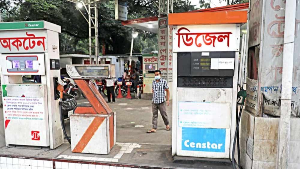 কিন্তু হঠাৎ কেন ভর্তুকি তুলে দিল সরকার? দেশের বিদ্যুৎ, জ্বালানি এবং খনিজ সম্পদ মন্ত্রকের তরফে জানানো হয়েছে, গত ছ’ মাসে পেট্রোপণ্য বিক্রিতে আট হাজার ১৪ কোটি টাকা লোকসান করেছে বাংলাদেশ পেট্রোলিয়াম কর্পোরেশন (বিপিসি)। 