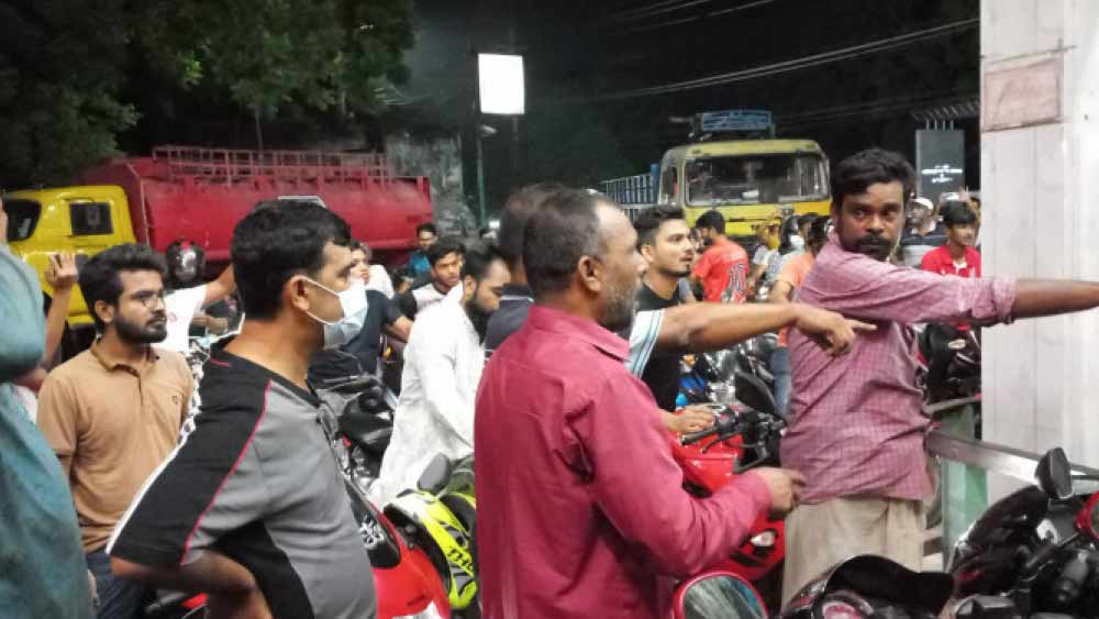 বাংলাদেশের সংবাদসংস্থা ‘প্রথম আলো’-র প্রতিবেদন অনুযায়ী, শুক্রবার রাতে জ্বালানির দামবৃদ্ধির কথা ঘোষণা হতেই পেট্রল পাম্পে লাইন দেন শয়ে শয়ে সাধারণ মানুষ। ভেবেছিলেন, মাঝরাতে দাম বাড়ার আগে জ্বালানি কিনে নেবেন। কিন্তু দীর্ঘ লাইন থাকায় বেশির ভাগ ক্রেতার পক্ষেই আগের দামে তেল কেনা সম্ভব হয়নি। 