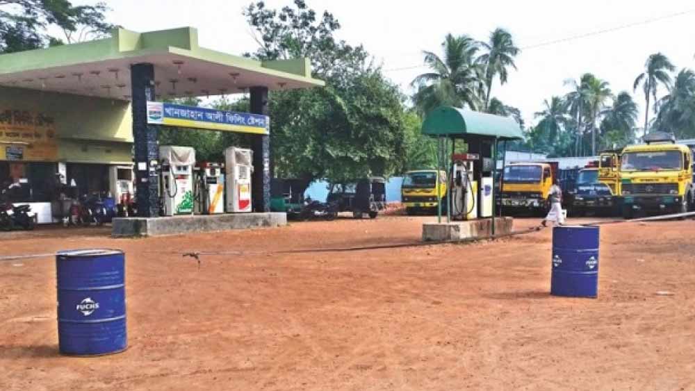 আতাউরের মতো অনেকে শুক্রবার রাতে একটু সস্তায় জ্বালানি কেনার জন্য লাইন দিয়েছিলেন। প্রত্যেক গ্রাহককে ১০০ থেকে ২০০ টাকার বেশি জ্বালানি দেওয়া হয়নি। শুক্রবার রাত ১২টার পর থেকে নতুন দামে তেল বিক্রি শুরু হয় পেট্রল পাম্পগুলিতে। তার পর থেকেই ভিড় কমতে থাকে। 