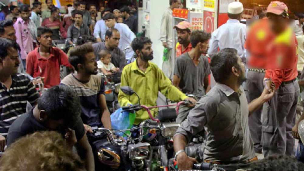 শনিবার সকাল থেকেই ঢাকার রাস্তায় কমে গিয়েছে বাস। দীর্ঘ ক্ষণ দাঁড়িয়ে রয়েছেন, তবু বাস পাচ্ছেন না যাত্রীরা। তাঁদের অভিযোগ, নির্ধারিত ভাড়ার থেকে অতিরিক্ত ভাড়া আদায় করা হচ্ছে। 