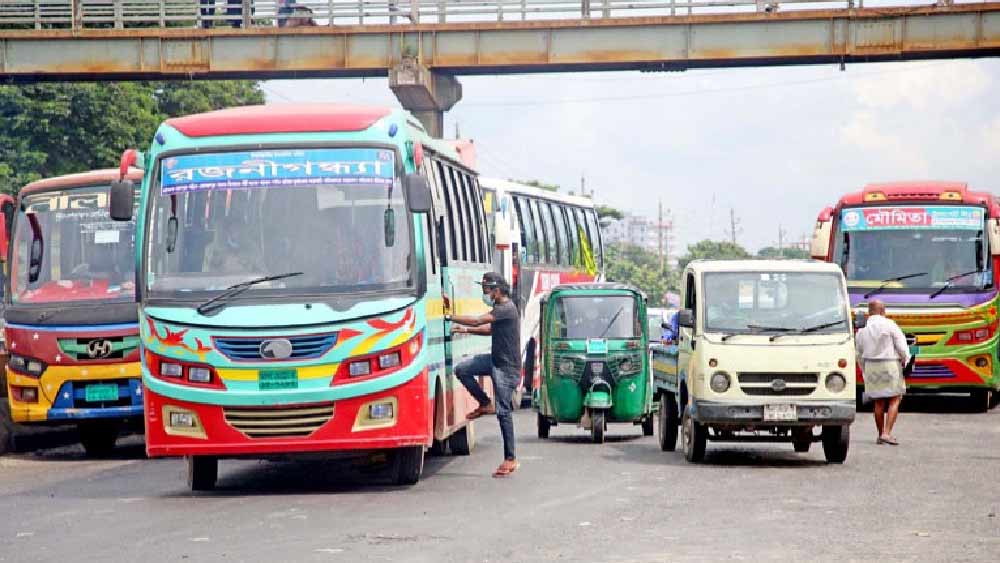 দিশারী পরিবহণের এক কর্মী ‘প্রথম আলো’কে জানিয়েছেন, রোজ ৬০টি বাস চলে। শনিবার ১০টি বাস চলছে। বাসভাড়া ঠিক না করে তেলের দাম বাড়িয়ে দেওয়ার ফলেই এই সমস্যা। ওই কর্মীর দাবি, পেট্রল পাম্পে গিয়ে তেল পাওয়া যাচ্ছে না। তাঁর আশঙ্কা, এ রকম চলতে থাকলে রবিবার যাত্রীদের সঙ্গে বাসচালক, কন্ডাক্টরের মারামারি হওয়ার মতো পরিস্থিতি তৈরি হবে।