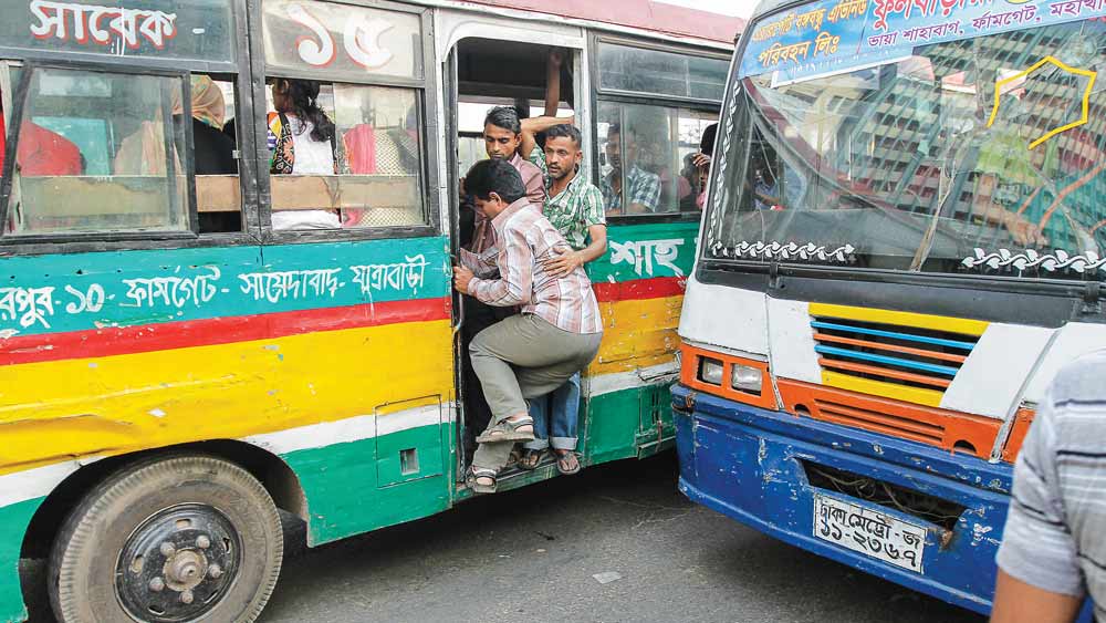জয়নাল আবেদিন নামে এক যাত্রী বলেছেন, ‘‘যে দূরত্ব অতিক্রম করতে শুক্রবার পর্যন্ত বাসভাড়া ছিল ১০ টাকা, শনিবার তা ৩০ টাকা নেওয়া হচ্ছে। হাসপাতালে স্বাস্থ্যপরীক্ষার জন্য যাচ্ছিলাম। রাস্তাঘাটের যা অবস্থা, তাতে আজ আর তা করা হবে না।’’ 