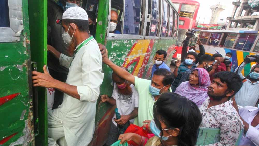জ্বালানি তেলের মূল্যবৃদ্ধির পর শনিবার সকাল থেকে চট্টগ্রামে গণপরিবহণ চলাচল কমে গিয়েছে। আনুষ্ঠানিক কোনও পরিবহণ ধর্মঘটের ডাক না দিলেও বিভিন্ন স্থানে বাস চলাচলে বাধা সৃষ্টি করছে পরিবহণ কর্মীরা। ফলে চরম ভোগান্তিতে পড়তে হচ্ছে সাধারণ মানুষকে।
