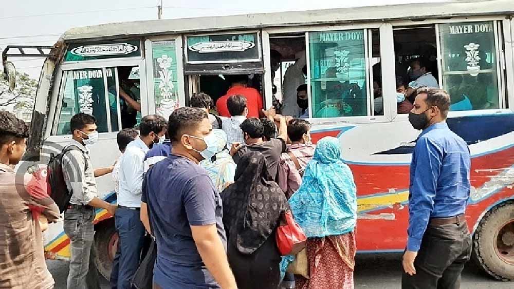 জ্বালানি তেলের মূল্যবৃদ্ধির পর বাংলাদেশের উত্তরের জেলা বগুড়ার বেশির ভাগ বাসমালিকেরা পূর্বঘোষণা ছাড়াই বাস চলাচল বন্ধ করে দিয়েছেন বলে অভিযোগ। এতে বগুড়া থেকে আন্তঃজেলা ও দূরপাল্লার বাস চলাচল কমে গিয়েছে। অল্প কিছু বাস চললেও তা চাহিদার তুলনায় অনেক কম। উপরন্তু এই সব বাসে নির্ধারিত ভাড়ার চেয়ে বেশি টাকা নেওয়া হচ্ছে বলে অভিযোগ করেছেন যাত্রীরা।