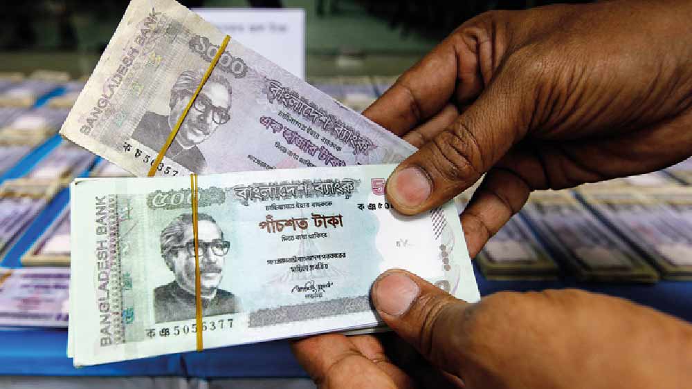 এমনিতেই বিশ্বের অনেক দেশের মতো অতিমারির প্রভাব এখনও পুরোপুরি কাটিয়ে ওঠেনি বাংলাদেশের অর্থনীতি। তার উপর এই হারে পেট্রোপণ্যের দাম বৃদ্ধি সাধারণের কাছে বিপুল চাপ হিসাবেই দেখা দিতে চলেছে বলে বাংলাদেশের সংবাদমাধ্যমের দাবি। 