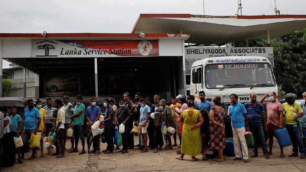 ঘটনাচক্রে, এপ্রিলের গোড়ায় ভারতের আর এক প্রতিবেশী দেশ শ্রীলঙ্কায় আর্থিক সঙ্কটের সূচনার প্রাথমিক বার্তাও এসেছিল জ্বালানির তেলের নজিরবিহীন মূল্যবৃদ্ধির মাধ্যমেই। 