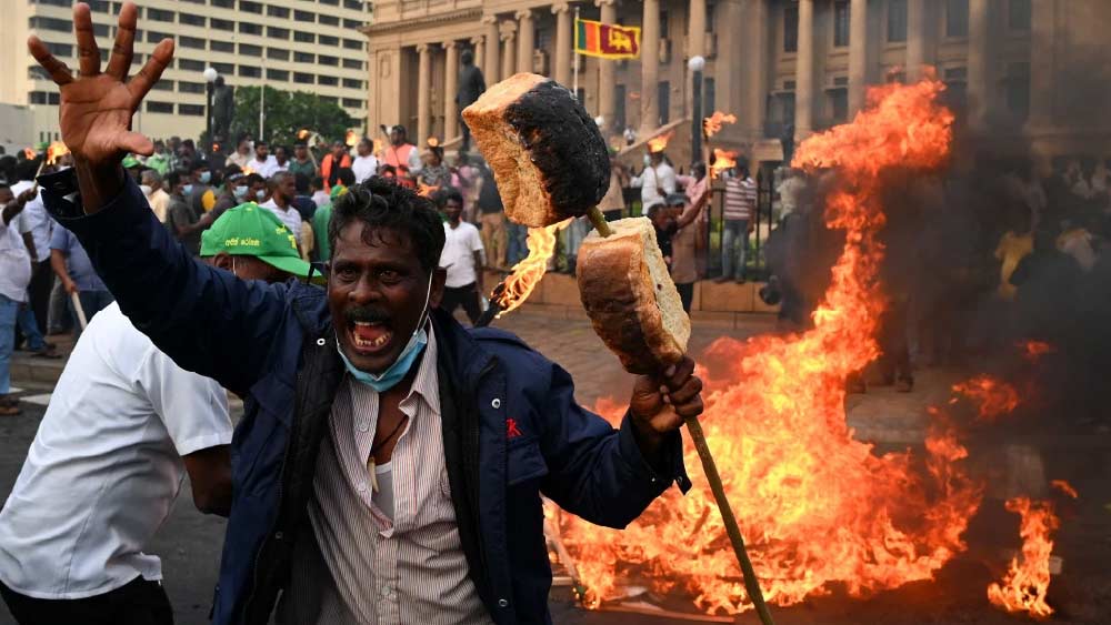 কিন্তু অচিরেই নিত্যপ্রয়োজনীয় দ্রব্যের লাগামছাড়া মূল্যবৃদ্ধি আর গণপরিবহণের ভাড়ার হার বাড়তে থাকায় তৈরি হয় জনবিক্ষোভ।