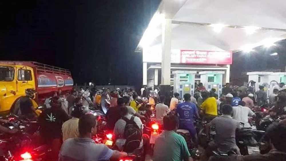 শনিবার বাংলাদেশ লিটার প্রতি পেট্রলের দাম ৪৪ টাকা এবং ডিজেলের ৩৪ টাকা বাড়ানোর ঘোষণা করে একই যুক্তি দিয়েছে বাংলাদেশের বিদ্যুৎ, জ্বালানি ও খনিজ সম্পদ বিষয়ক দফতরও। 