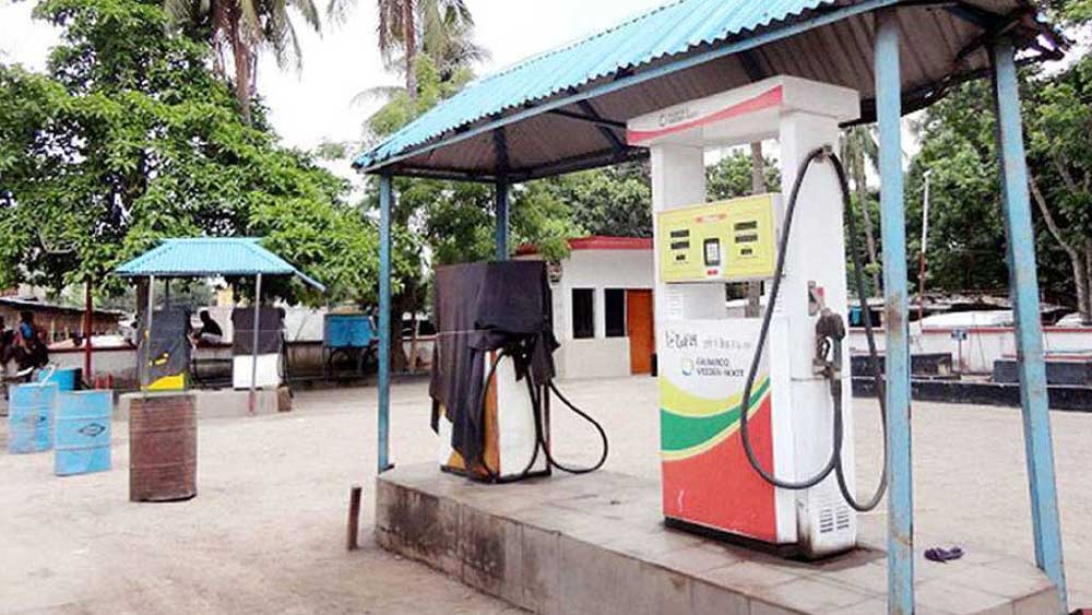 জানানো হয়েছে, বাংলাদেশ পেট্টোলিয়াম কর্পোরেশন (বিপিসি) গত ছয় মাসে পেট্রোপণ্য বিক্রির ক্ষেত্রে ৮ হাজার ১৪ কোটি টাকারও বেশি লোকসান করেছে। তা সামলাতেই মূল্যবৃদ্ধি। 