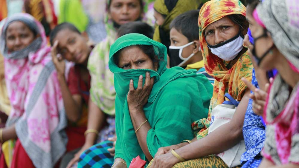 বিপুল পরিমাণ বিদেশি ঋণ শোধ করতে গেলে বাজারে চাপ তৈরি হওয়ার আশঙ্কা প্রবল। তাই এখনই রাজকোষ রক্ষায় সতর্ক না হলে তেলের বাজারের আগুন দেশের অর্থনীতিতে গ্রাস করতে পারে বলে আশঙ্কা করছেন বাংলাদেশের বণিকমহলের একাংশ।