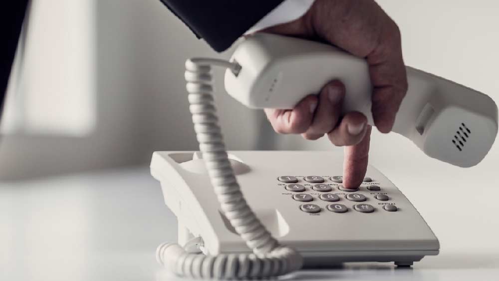 ছেলে-মেয়ে টেলিফোনে নিয়মিত যোগাযোগ রাখতেন বাবা-মায়ের সঙ্গে। কিন্তু হঠাৎ পারিদা দম্পতি তাঁদের ছেলেমেয়েদের ফোন ধরা বন্ধ করে দিলেন। কিছু দিন এই ভাবে চলার পর সোমনাথের ছেলে তাঁর আত্মীয়দের খবর দেন।