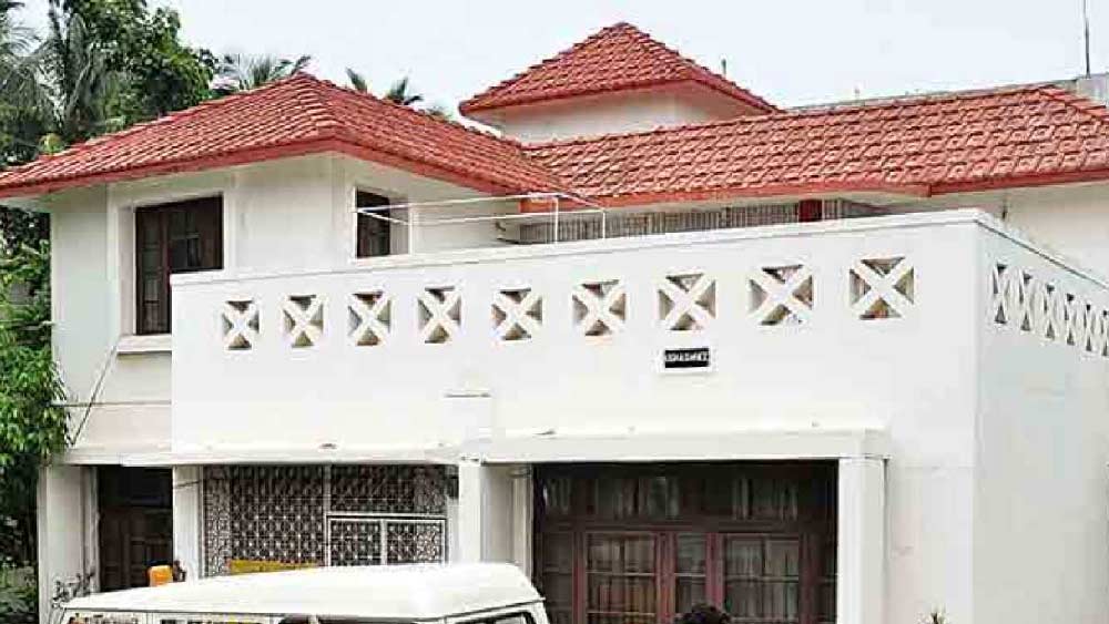 বাবা-মা হঠাৎ অসুস্থ হয়ে পড়েছে, না কি কোনও দুর্ঘটনা ঘটেছে, এই নিয়ে চিন্তিত ছিলেন তাঁদের ছেলে। শেষ পর্যন্ত রঞ্জন সমল (সম্পর্কে ঊষশীর ভাই) ২২ জুন সোমনাথের বাড়িতে যান।