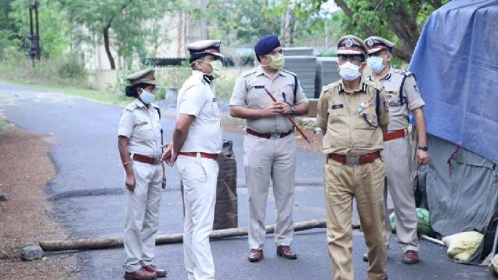 বাড়ির সামনে যাওয়ার পরেই অদ্ভুত পচা গন্ধ তাঁর নাকে আসতে থাকে। সন্দেহ হওয়ায় তিনি বাড়ির জানালা দিয়ে ঘরের ভিতর উঁকি মারেন। ইতিমধ্যে পুলিশকেও খবর দেন তিনি।