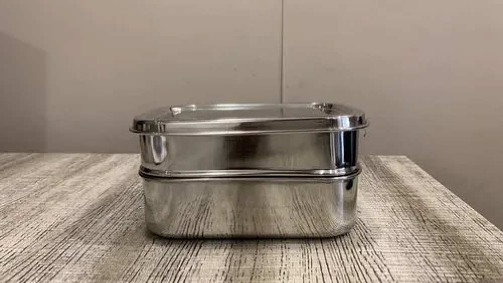 পুলিশ আসার পর ঘরে তল্লাশি করার পর ঘরের চার দিকে স্টিলের টিফিন বাক্স ছড়িয়ে থাকা অবস্থায় দেখতে পায়। বাক্স খুলেই যা দেখেন তা দেখে তাদের হাড়হিম হয়ে যায়। কাঁচা মাংসের টুকরো। তবে, তা কোনও পশুর নয়, মানুষের।