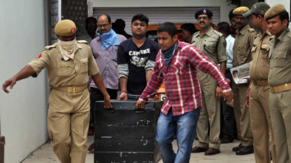 শুধু টিফিন বাক্সের ভিতরেই নয়, তাঁদের ঘর থেকে একটি লোহার ট্রাঙ্কও খুঁজে পায় পুলিশ। সেই ট্রাঙ্কের ভিতরেও মৃতদেহের টুকরো। পরিস্থিতি দেখে সোমনাথকে জিজ্ঞাসাবাদ করতে শুরু করে পুলিশ।